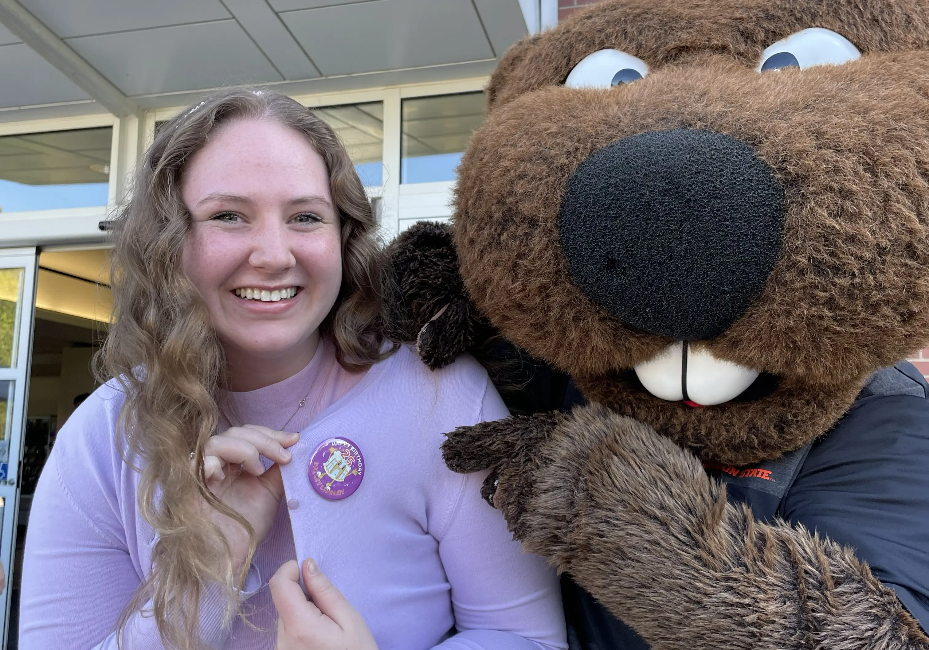 Grace Knutsen, '24, smiling with Benny the Beaver