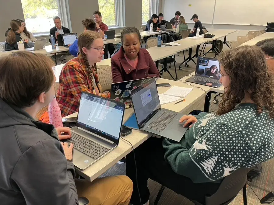 From left to right, Jonathan Borin, Izzy Coppeans, Dr. Bolanle Dahunsi, Kendra Jensen, and Annie Luse during a weekly accessible fashion team meeting. The project was sponsored by client Dahunsi. Undergone during the fall 2025 section of the course, it was Dr. Dahunsi’s third sponsored project with DSI 415.