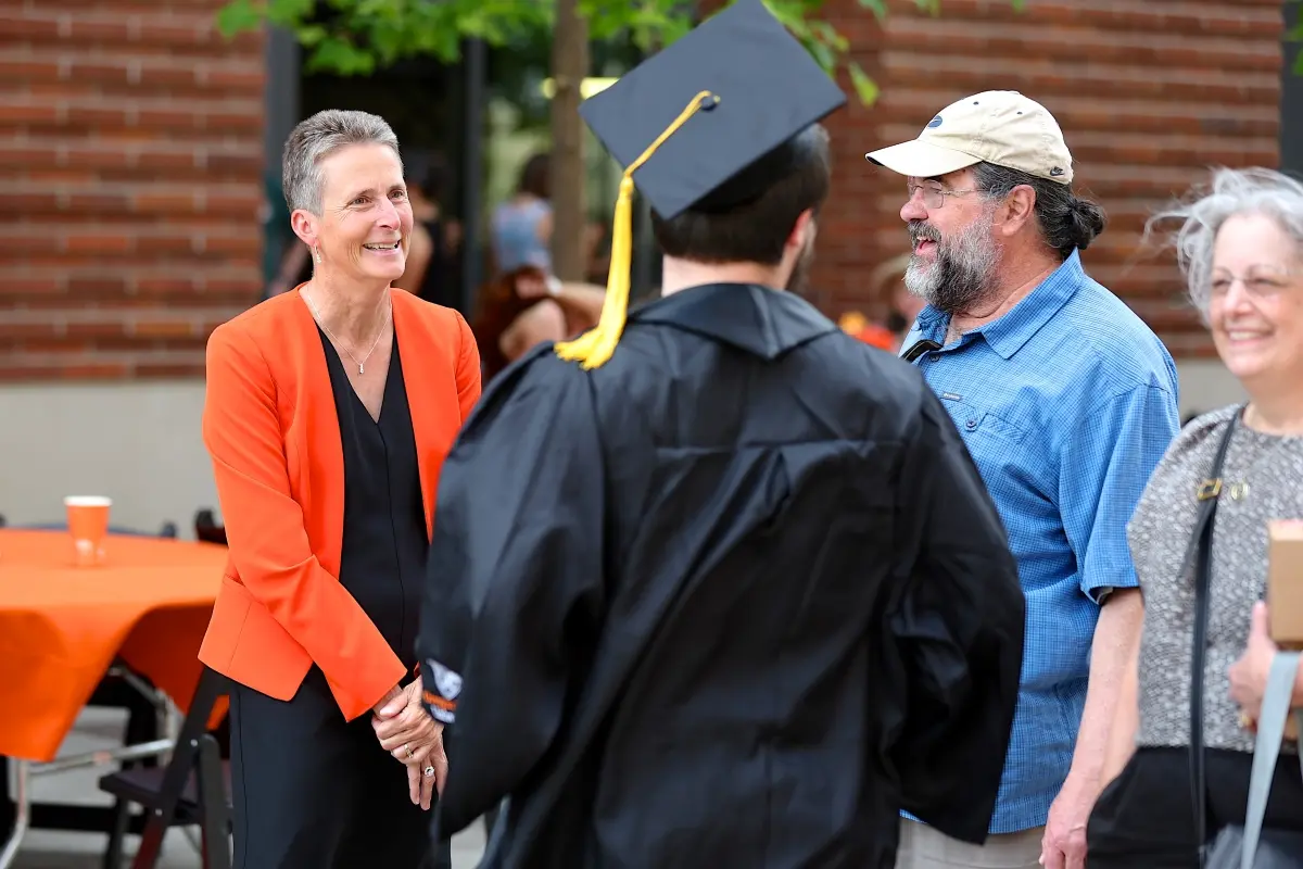Toni Doolen chatting with a 2023 HC graduate.