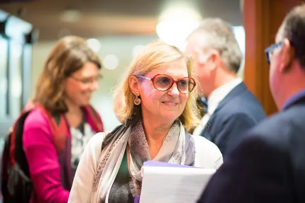 Anita stands in the middle of the photo surrounded by Honors College faculty 